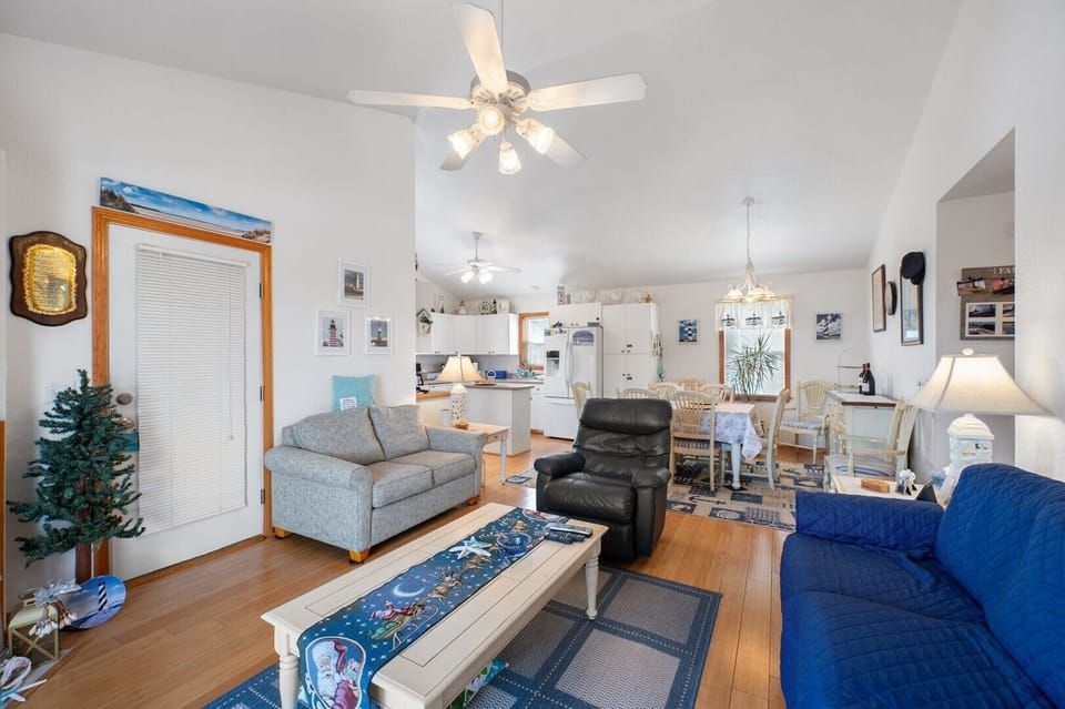7-web-or-mls-3103-S-Ocean-View-Ct-ML-Living-V3
