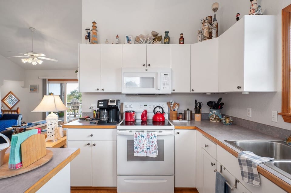 10-web-or-mls-3103-S-Ocean-View-Ct-ML-Kitchen-V2