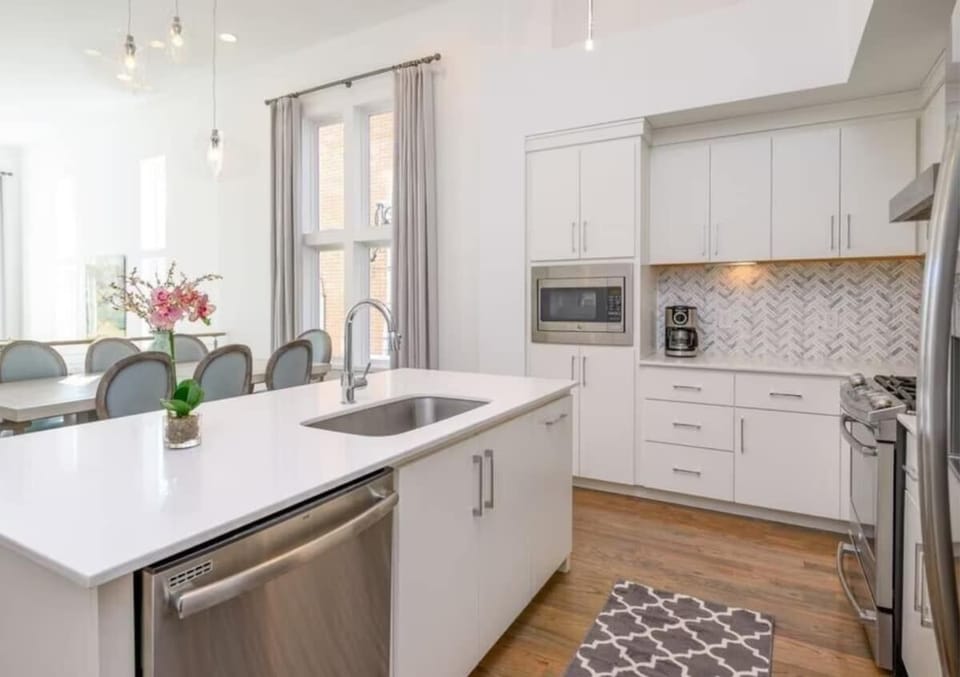 Break the wall between the kitchen, dining to living area where every moment is captured in one setting.