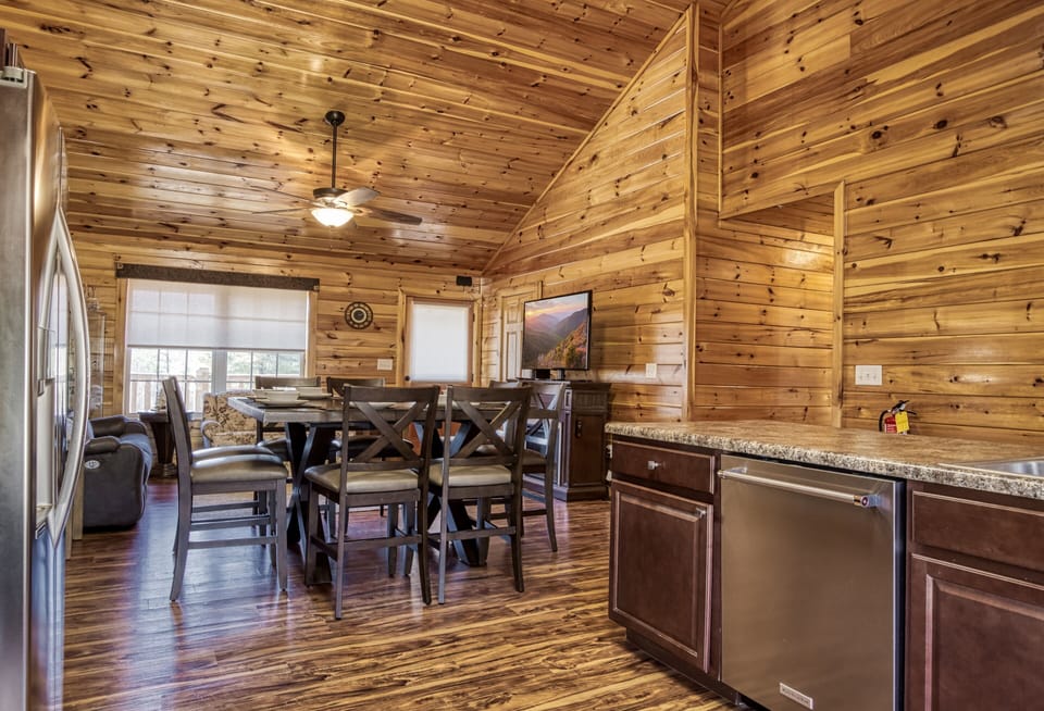 Smoky Mountain Cabin "Magic Views" - Kitchen and dinging area