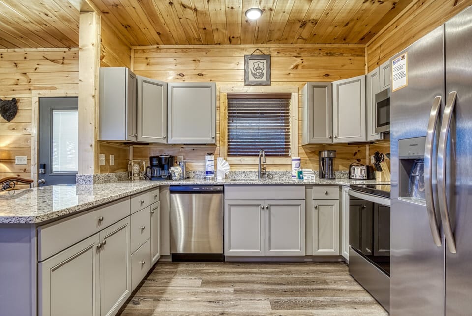 Sevierville Cabin "Singing in the Smokies" - Fully furnished kitchen with granite countertops and stainless steel appliances