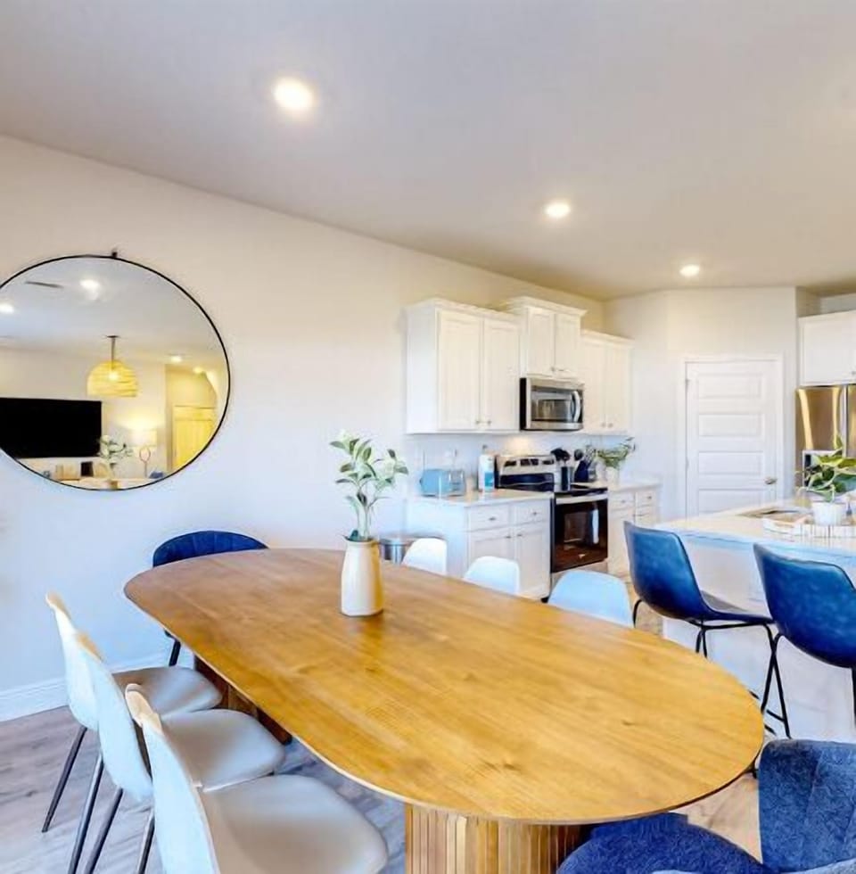 Dining Area with a view to the pool. Seats 8. Perfect Ambiance for Meals!