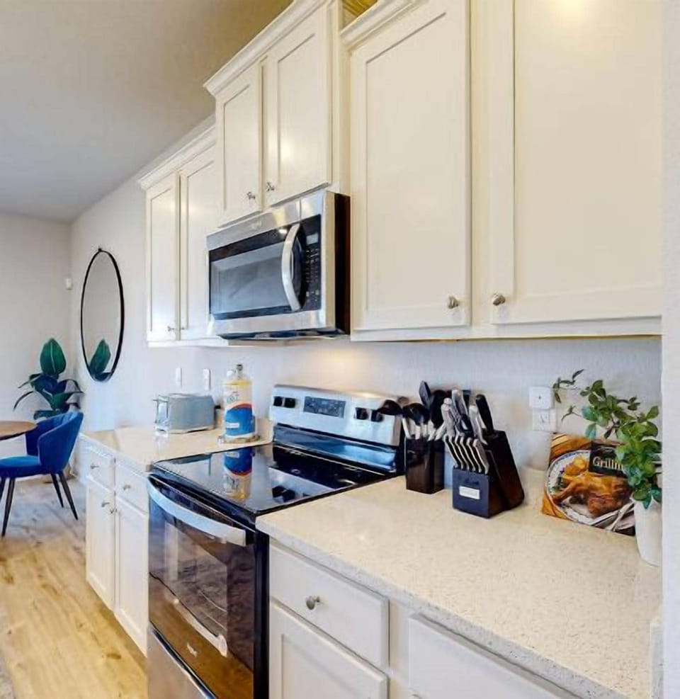 Gather & Dine in Style! Modern Kitchen. Spacious & Fully Equipped!