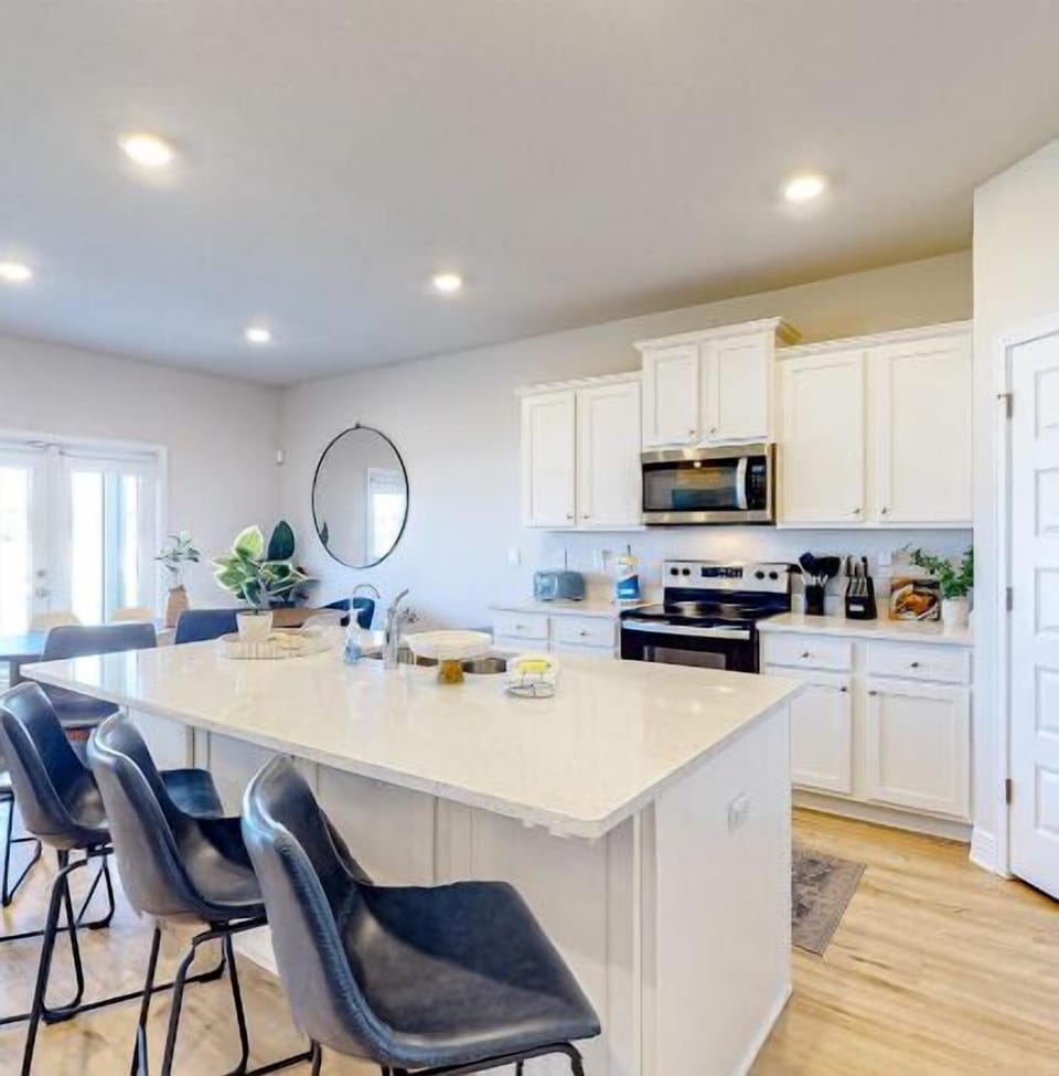 Gather & Dine in Style! Modern Kitchen Island (seats 6) . Fully Equipped!