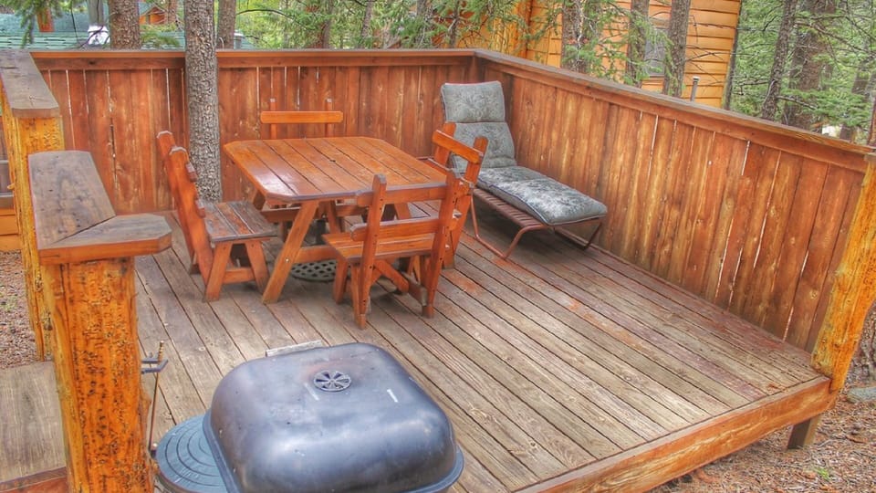 cozy_cabin_resort_estes_park_deck