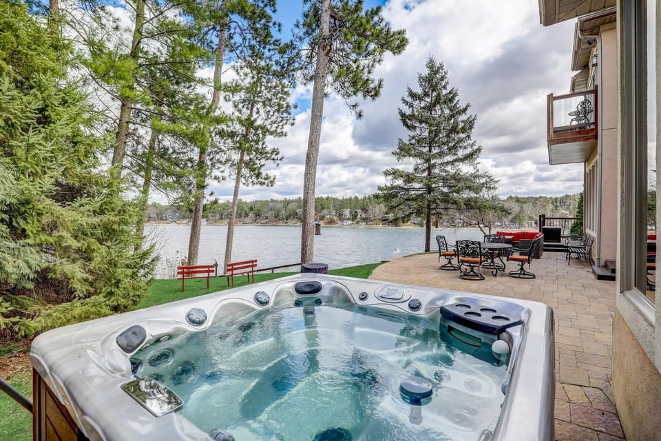 6 person hot tub right by the lake!