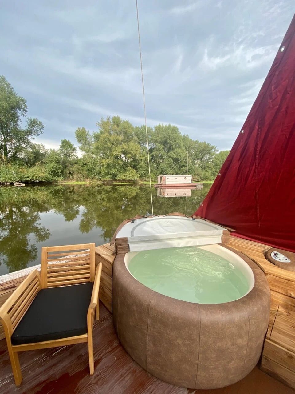 Outdoor spa tub
