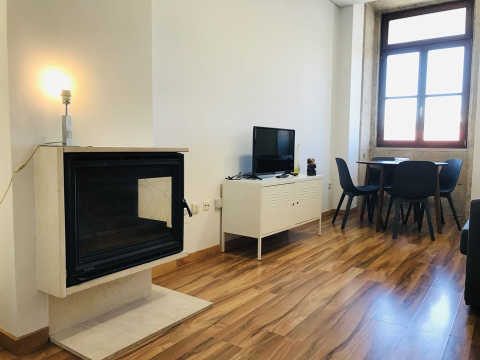 Sala de estar com área para refeições e sofá cama / Living room with dining area