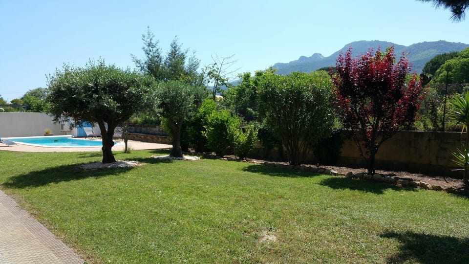vue sur le jardin et la piscine de la propriété AlPati