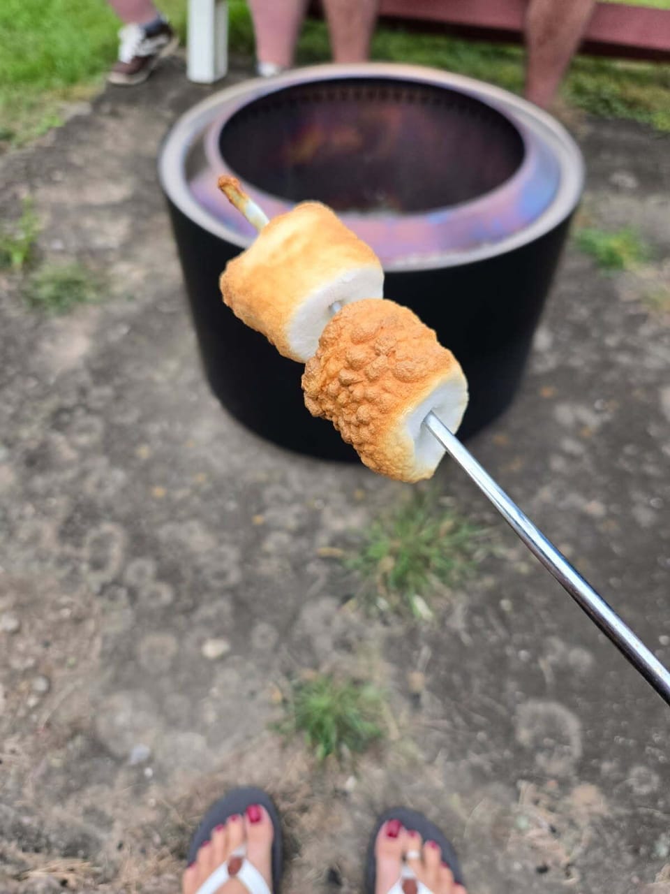 Smokeless fire pit
