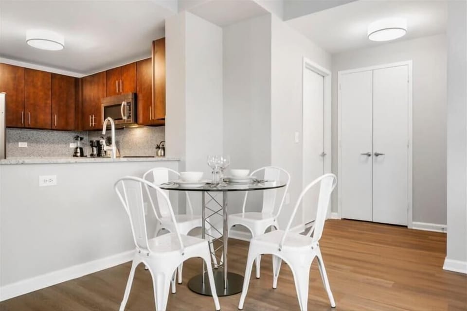 Jersey City 2 Bedroom River View Dining Room
