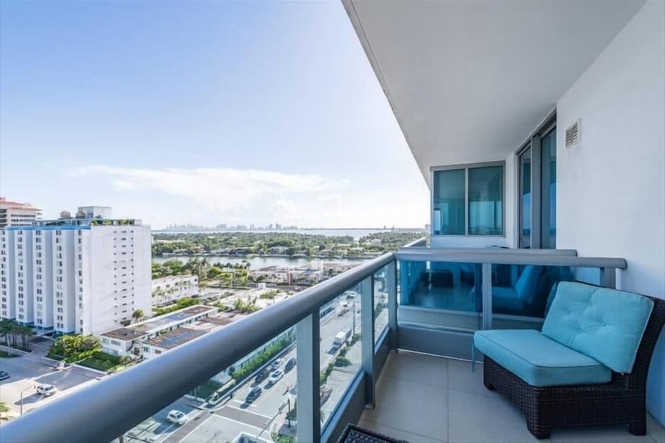 Miami Miami Beach 1 Deluxe Partial Ocean Vi View