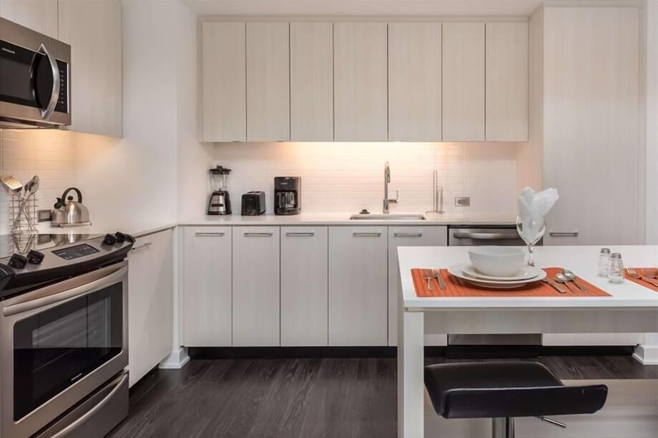 Herndon/Reston Reston 2 Bedroom King Bed Kitchen