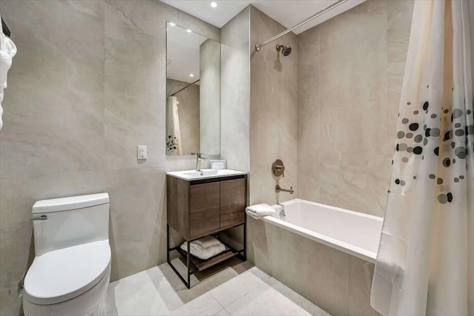 Bronx Studio 2/King Bathroom