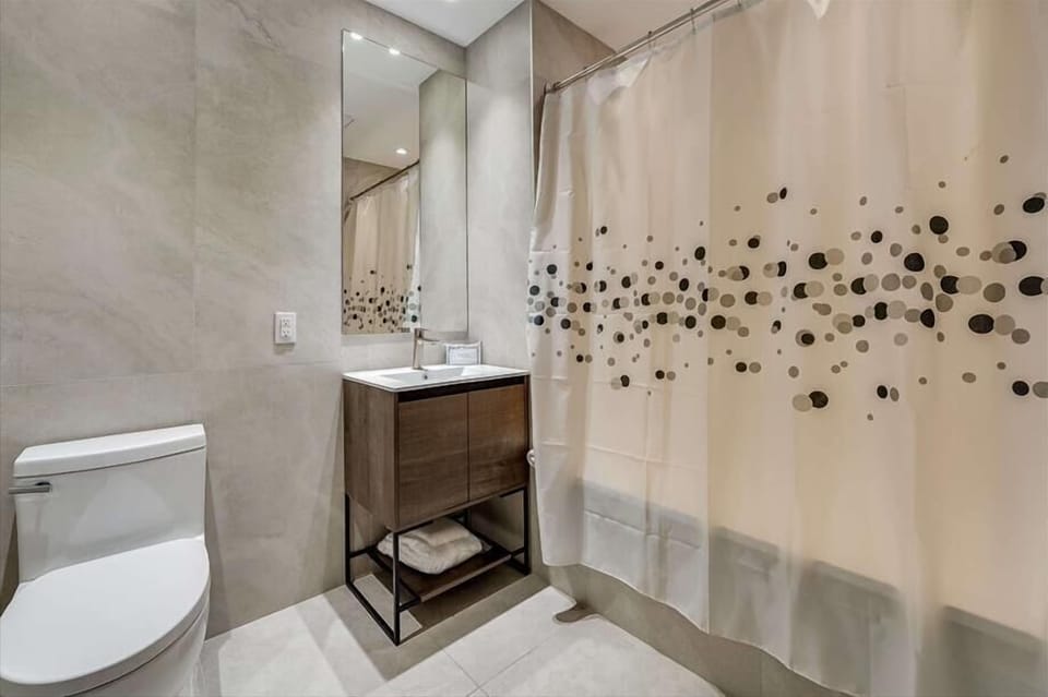 Bronx Studio 2/King Bathroom