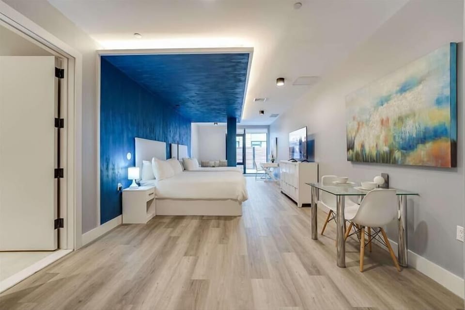 Bronx Studio 2/Queen Living Room