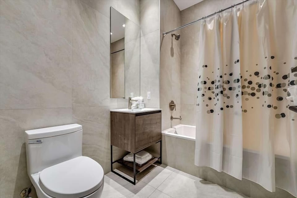 Bronx Studio 2/Queen Bathroom