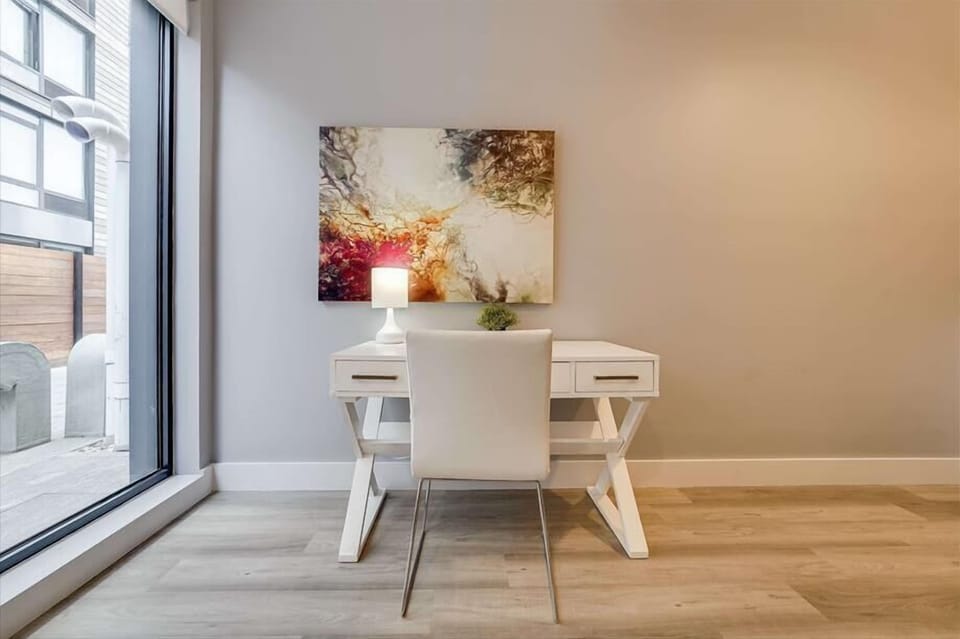 Bronx Studio 2/Queen Living Room