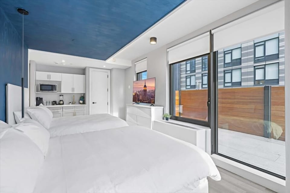 The Arches Bronx Mott Haven Studio Double Queen w Balcony Bedroom