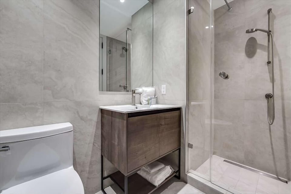 Bronx Studio Queen Bathroom