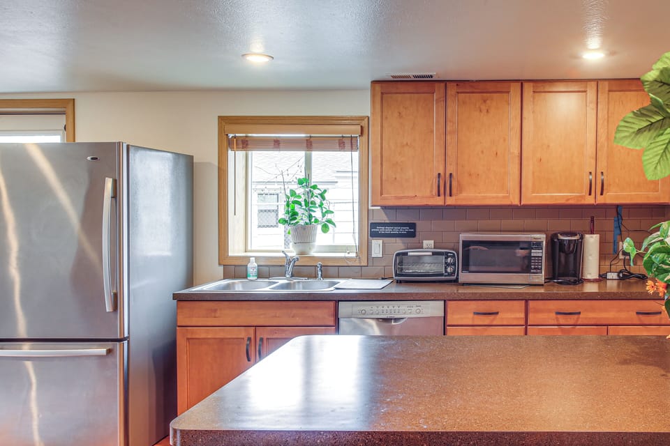 Kitchenette | Dishwasher | Keurig Coffee Maker | 1st Floor