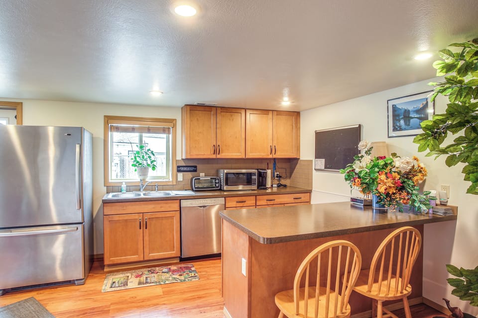 Kitchenette | 2 Smart TVs | Workstations | Central Air Conditioning/Heat