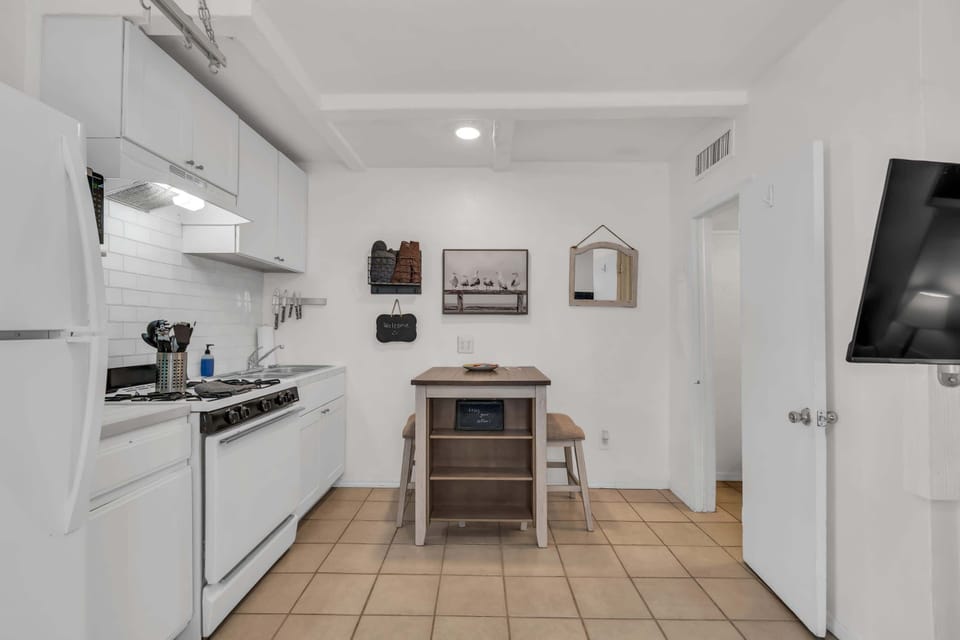 Whether it’s coffee or cocktails, this kitchen is ready for any occasion