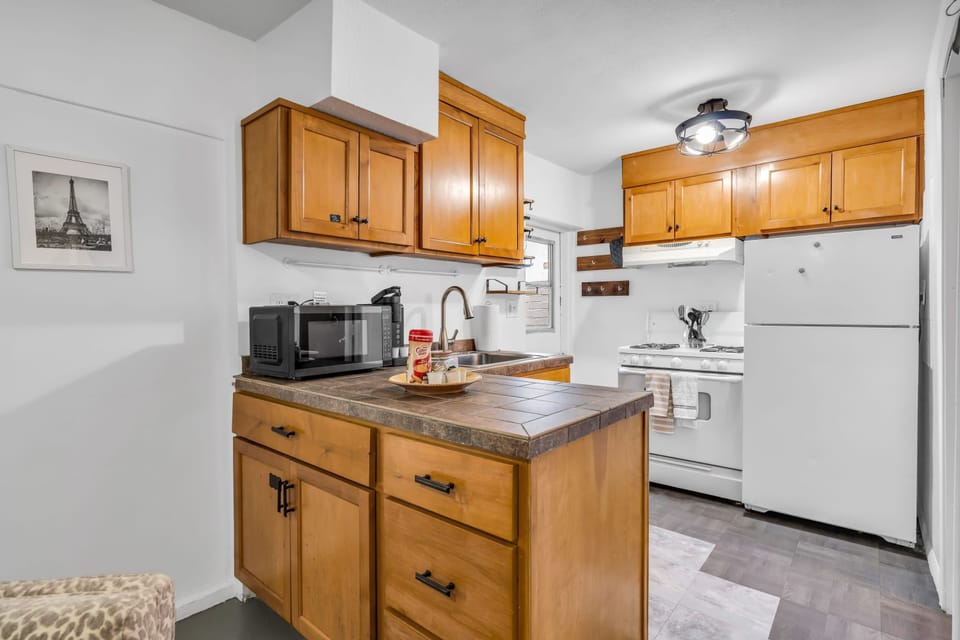 Cook up a storm in this fully-equipped kitchen, complete with modern appliances