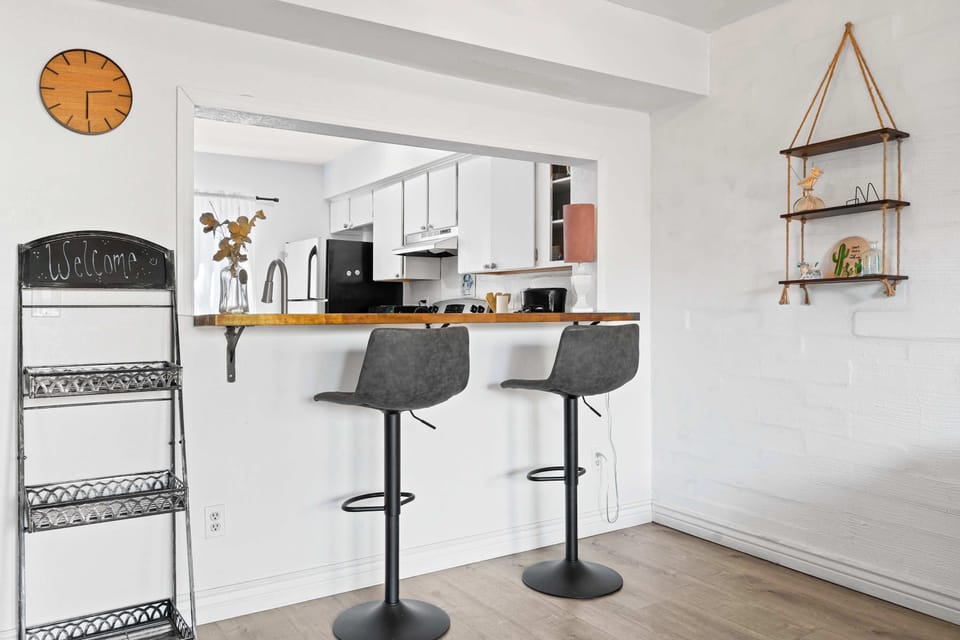 Chic Breakfast Bar & Kitchen Nook