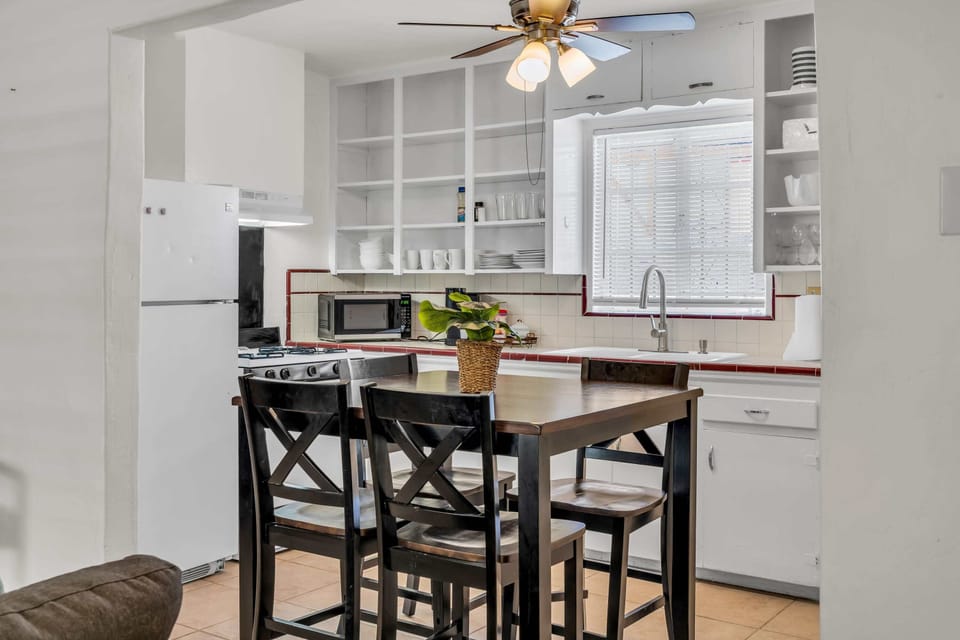 From morning coffee to midnight snacks, this kitchen has you covered.