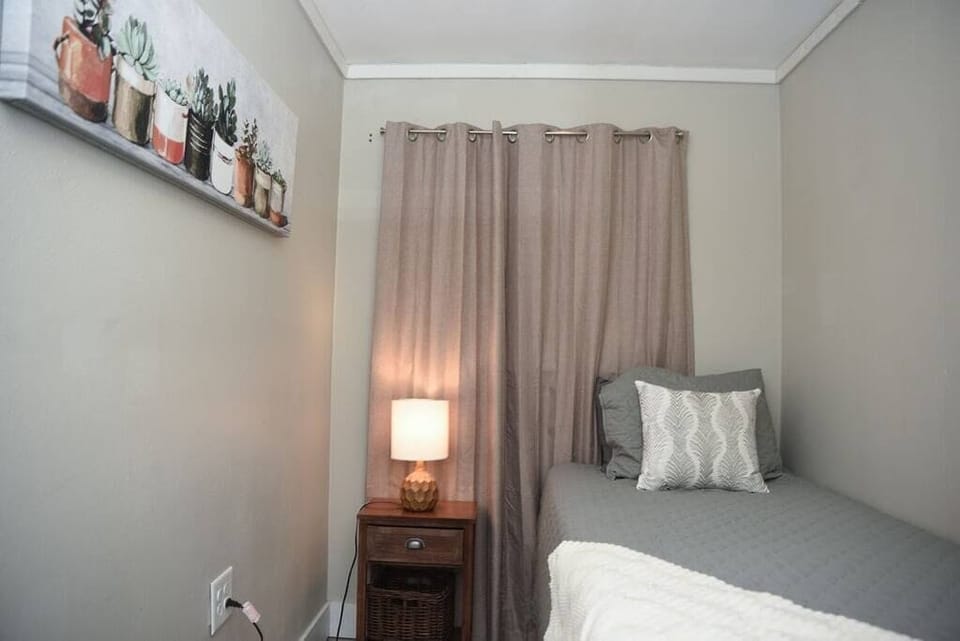 Cozy 3rd bedroom with twin size bed