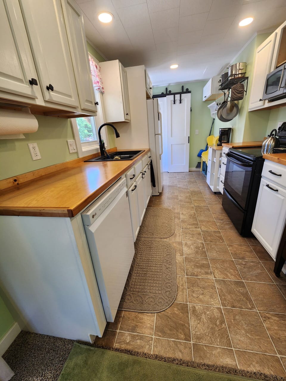 Fully equipped 5piece kitchen