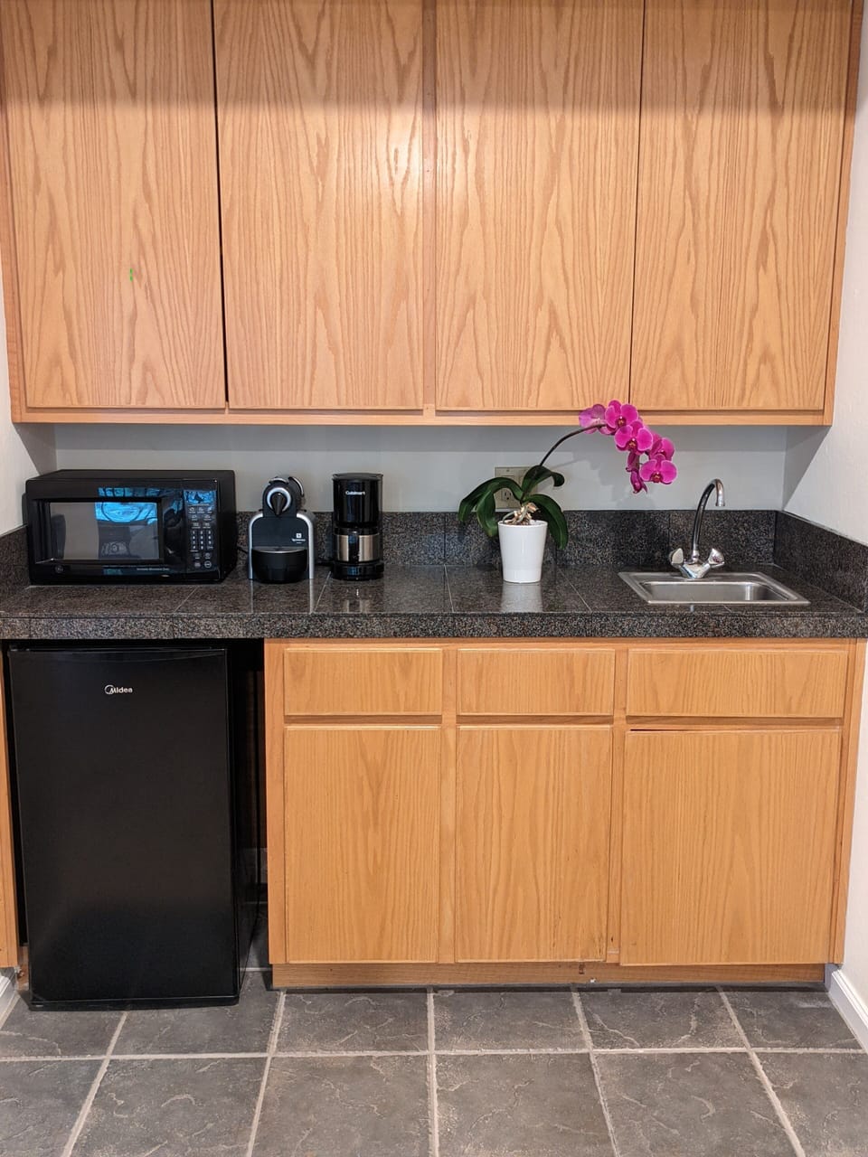 Studio: kitchenette with mini-fridge, microwave, coffee machines