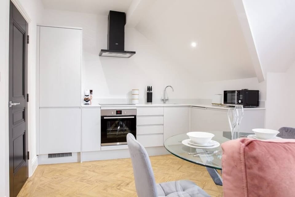 Fully equipped kitchen with granite worktops. Oven, hob, fridge freezer, washing machine, dishwasher and microwave.