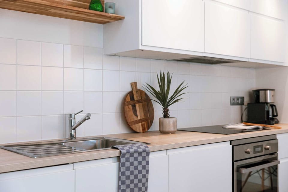 Contemporary kitchen with wooden shelves and a natural flow.
