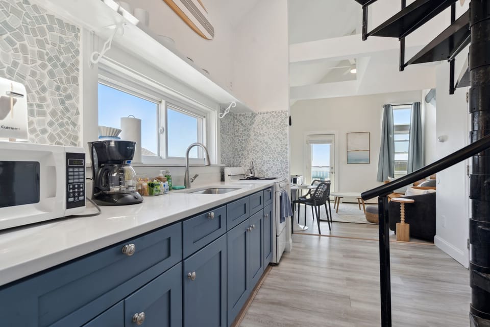 Fully equipped kitchen with updated appliances (no dishwasher)