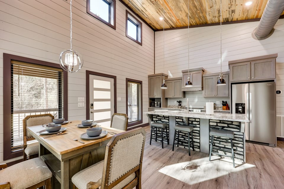 Dining Area | Dining Table | Dishware/Flatware