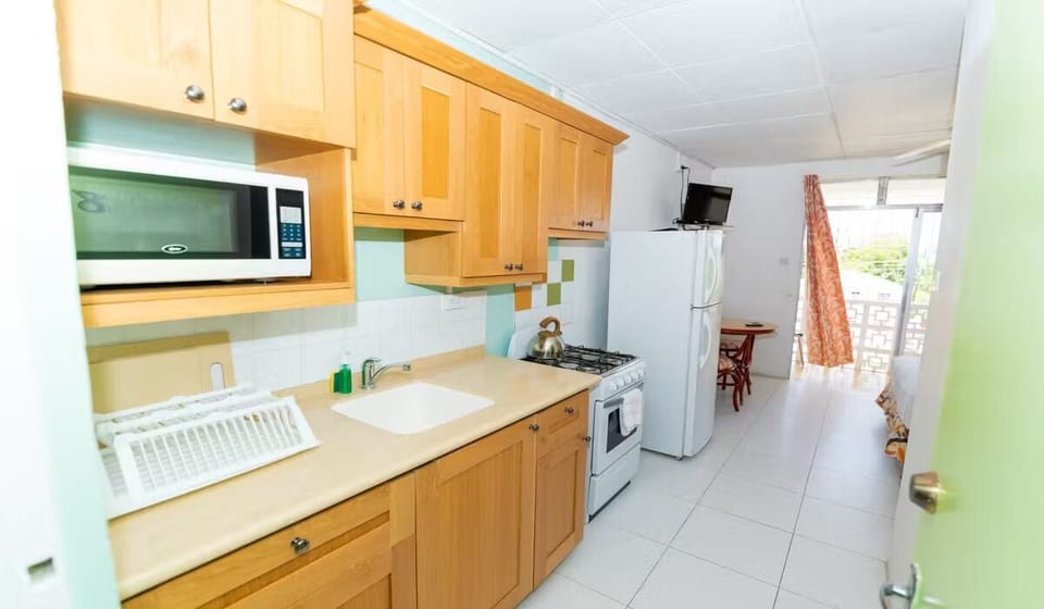 Cook simple meals easily in the bright, fully equipped kitchenette.