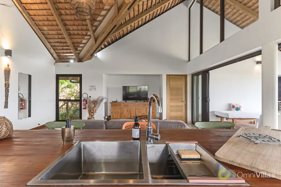 Spacious Living Room and Fully Equipped Kitchen