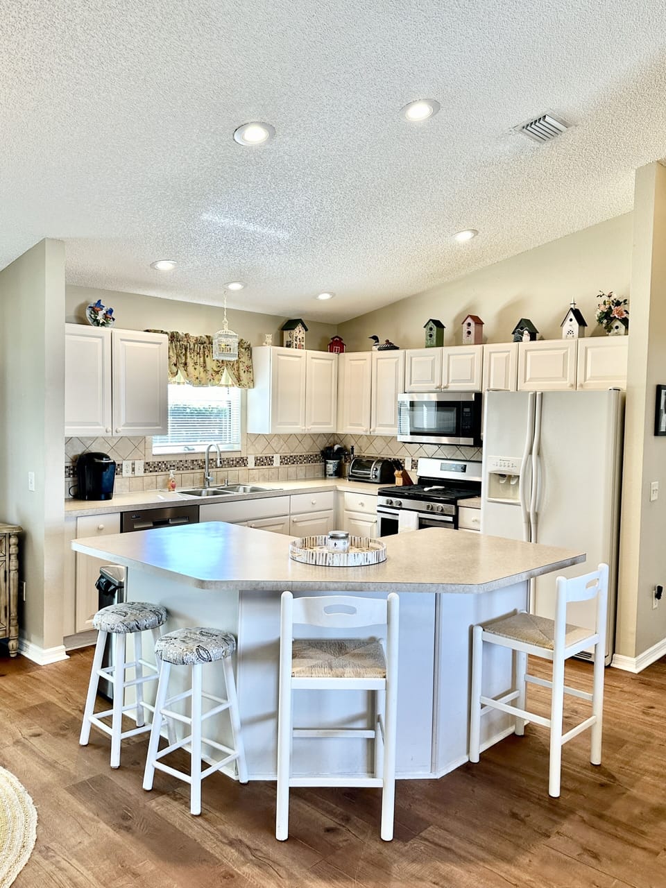 Kitchen with Breakfast Island and Bar Seating, Fully Equipped with Cookware, Blender and Crockpot