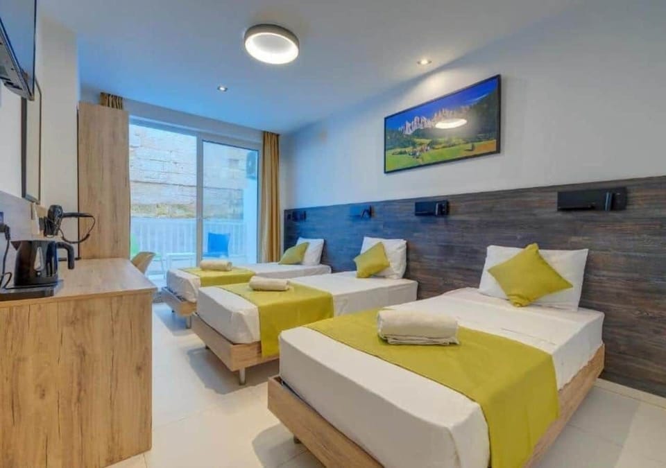 Bedroom/No Kitchen