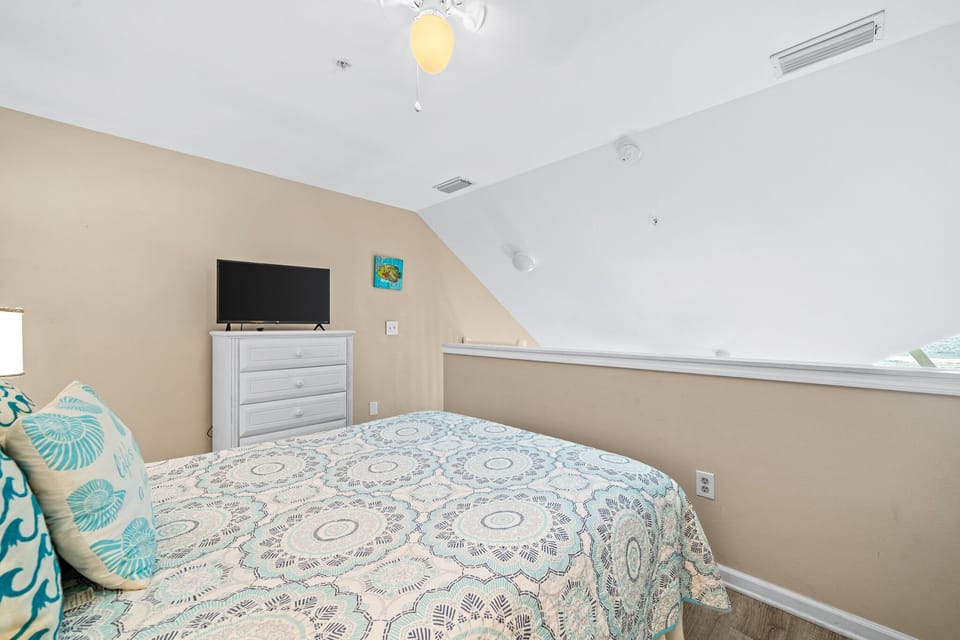 QUEEN BED IN LOFT