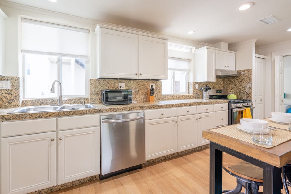 Fully equipped kitchen w/ a breakfast counter.