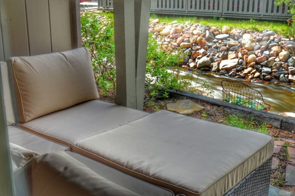EstesParkDoubleQueenFurniture(1)_copy_1280x851