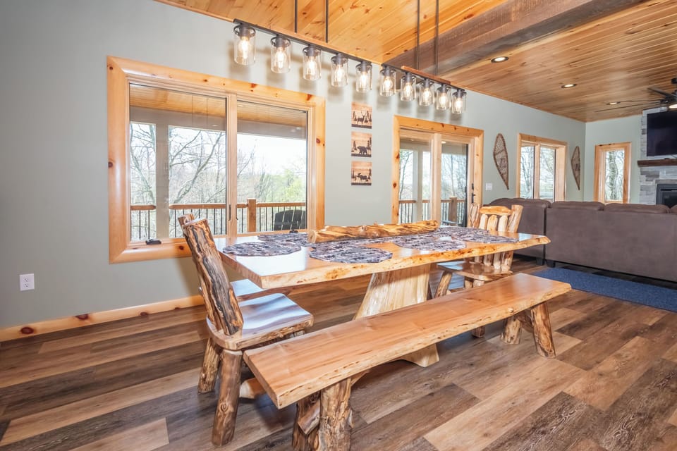 Dining Area w. Chair + Bench Seating