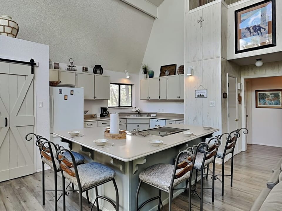Full Kitchen - Countertop Seating For 5 - Ground Level