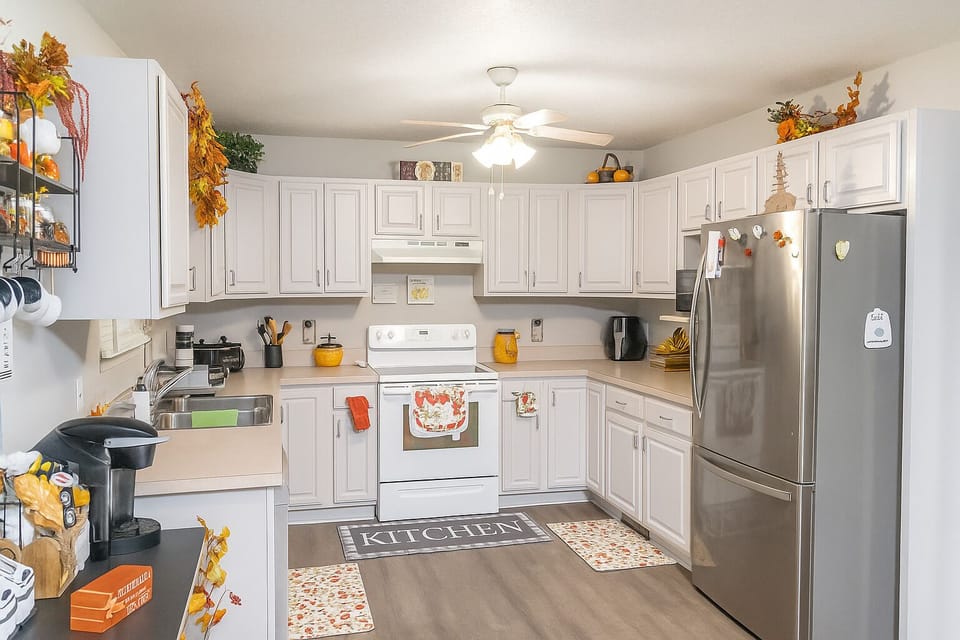 Cook, connect, and creat memories in this fully furnishd family-friendly kitchen