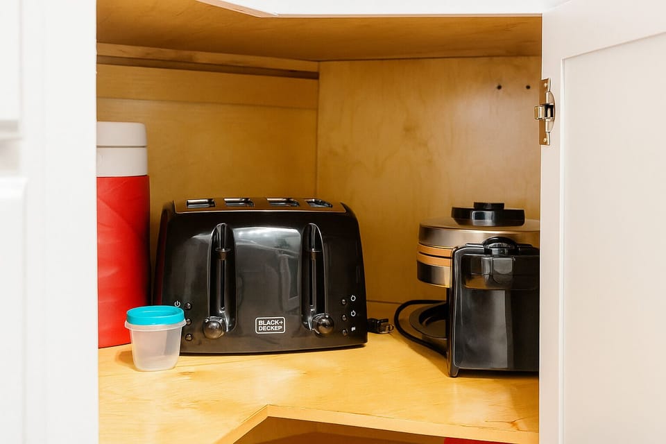 Start your mornings right with a 4-slice toaster.