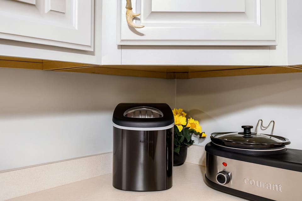 Convenient countertop ice maker for your quick, refreshing cold drinks.