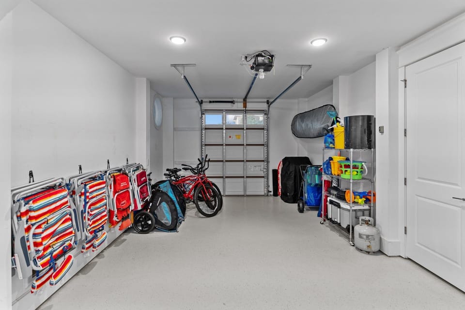 Garage w/ Beach Chairs, Bikes, SUP, and more.